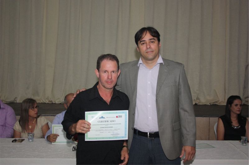 Prefeito Vinícius Barretos com um dos formandos.